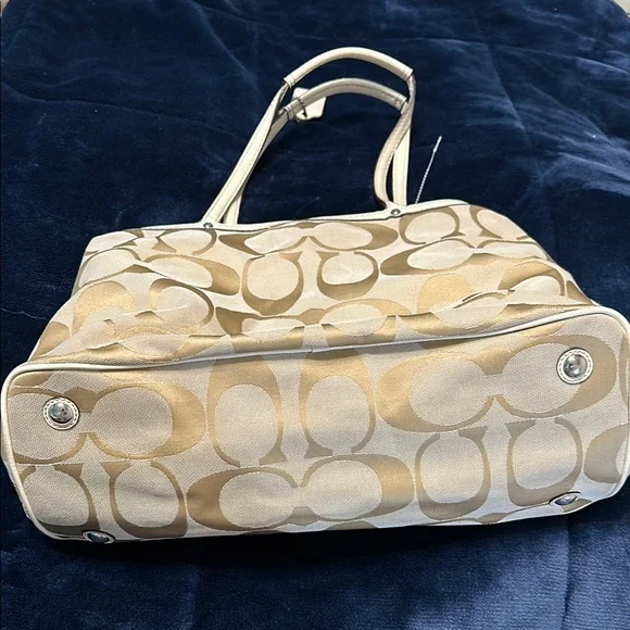 Coach Cream Shoulder Bag with Patterned Design and White Handles - Picture 3 of 10